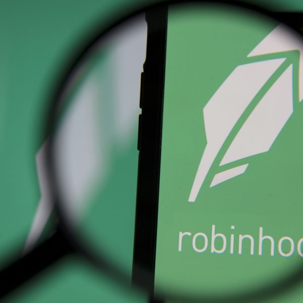 Robinhood Unveils Overnight Trading in Stocks and ETFs, HOOD Shares Rise
